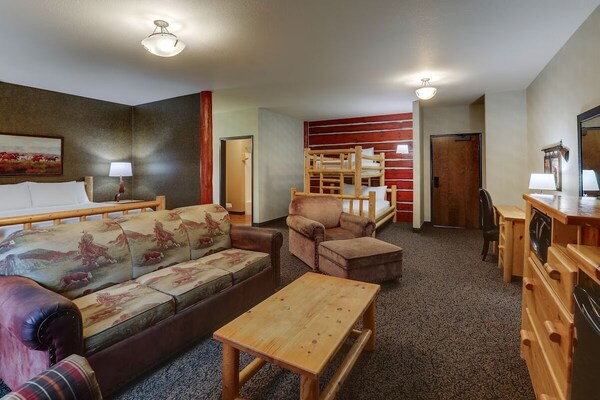 Expanded King Bunk Suite, Stoney Creek Sioux, Room For The Crew! Pool - Sioux City, IA