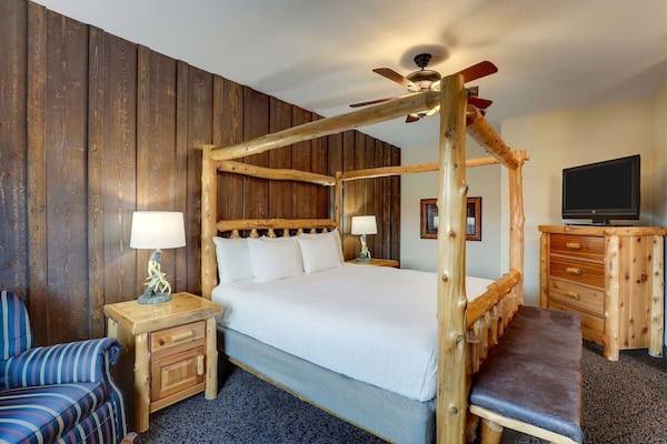 Ultimate Sioux City Experience: Lodge-like Charm Near Casino | 2 Units - Sioux City, IA