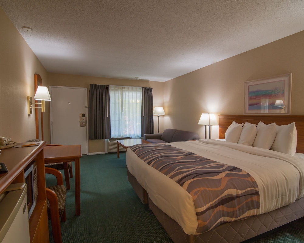 Dunsmuir Inn And Suites - Mount Shasta, CA