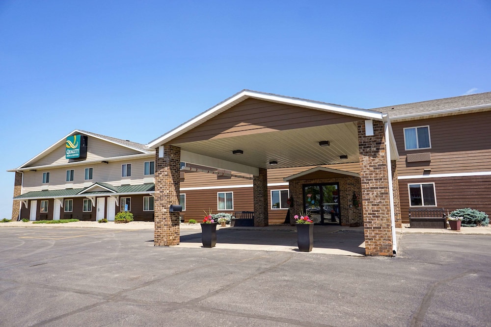 Quality Inn & Suites Watertown - South Dakota
