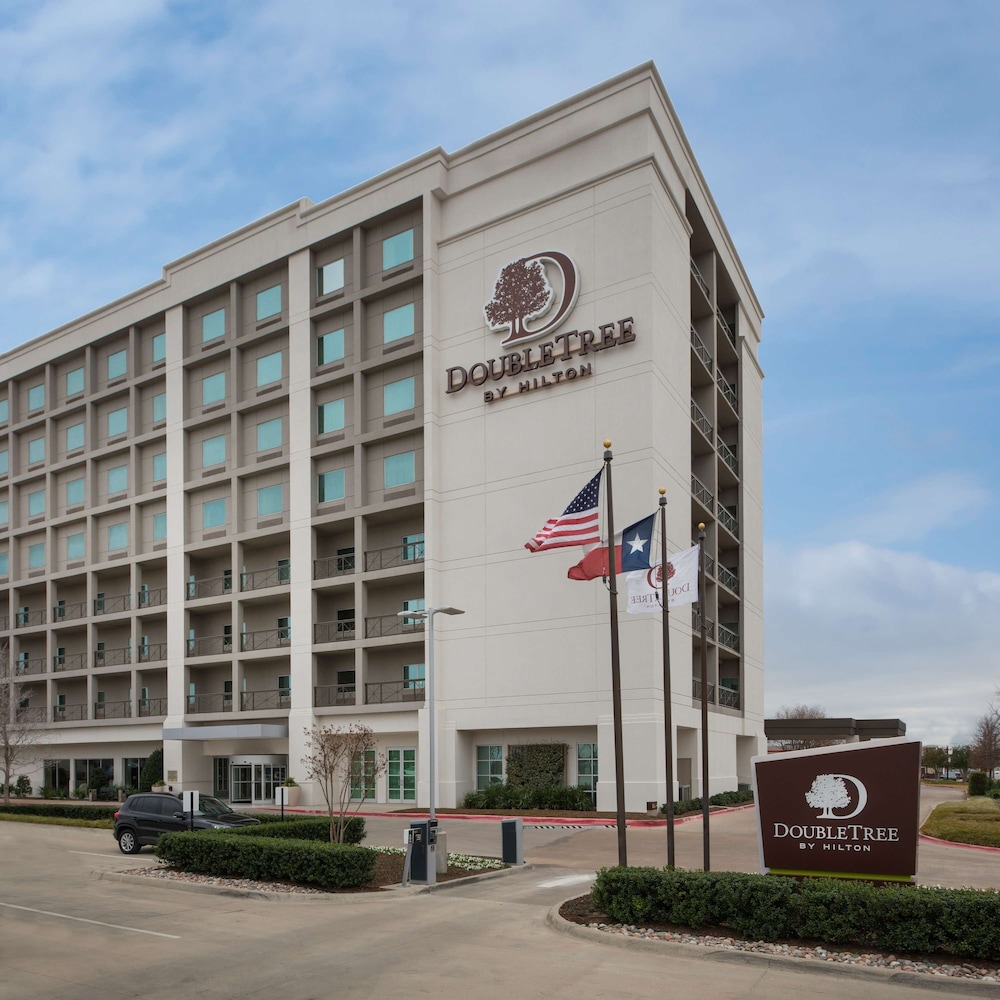 2 Connecting Suites At A  Hotel - Dallas