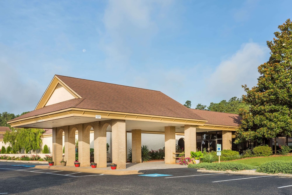 Days Inn & Conf Center by Wyndham Southern Pines Pinehurst - Southern Pines, NC