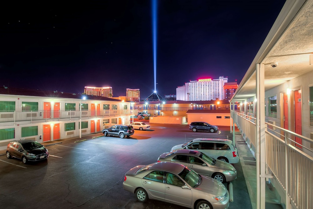 Motel 6 Las Vegas, Nv - Tropicana - The Aquarium at Silverton Casino