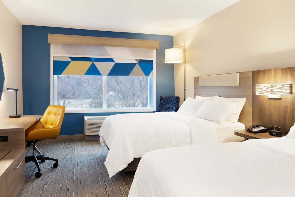 Holiday Inn Express & Suites Port Washington - Grafton, WI