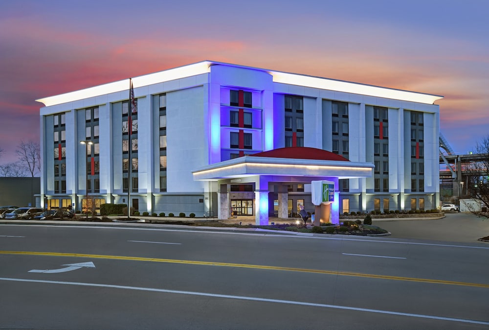 Holiday Inn Express & Suites Cincinnati Riverfront - Covington