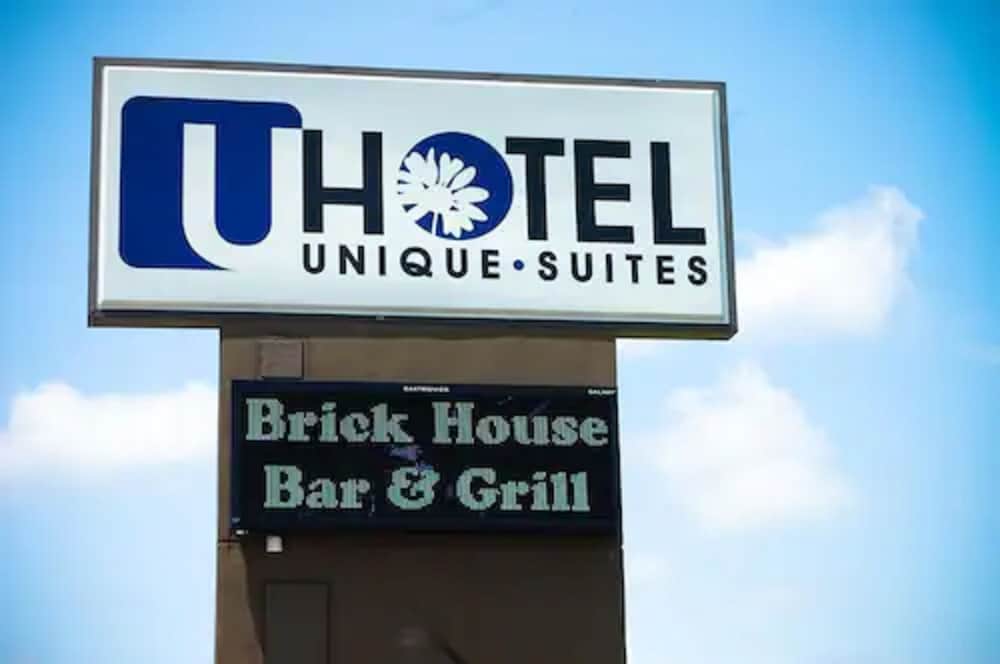 Unique Suites Hotel - Charleston, IL