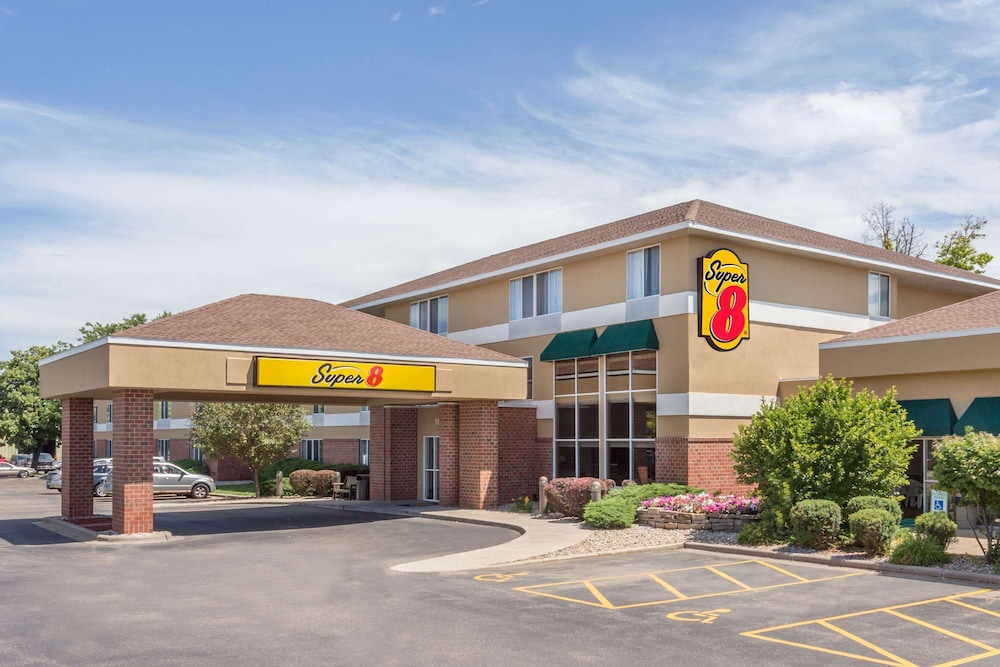 Super 8 by Wyndham Madison South - Madison, WI