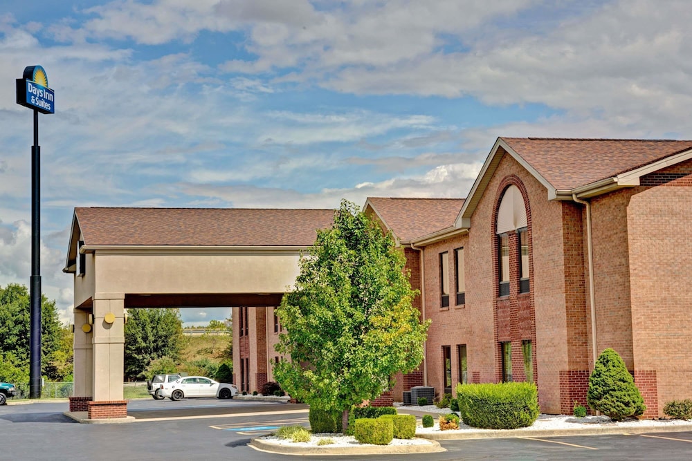 Days Inn & Suites by Wyndham Louisville SW - New Albany