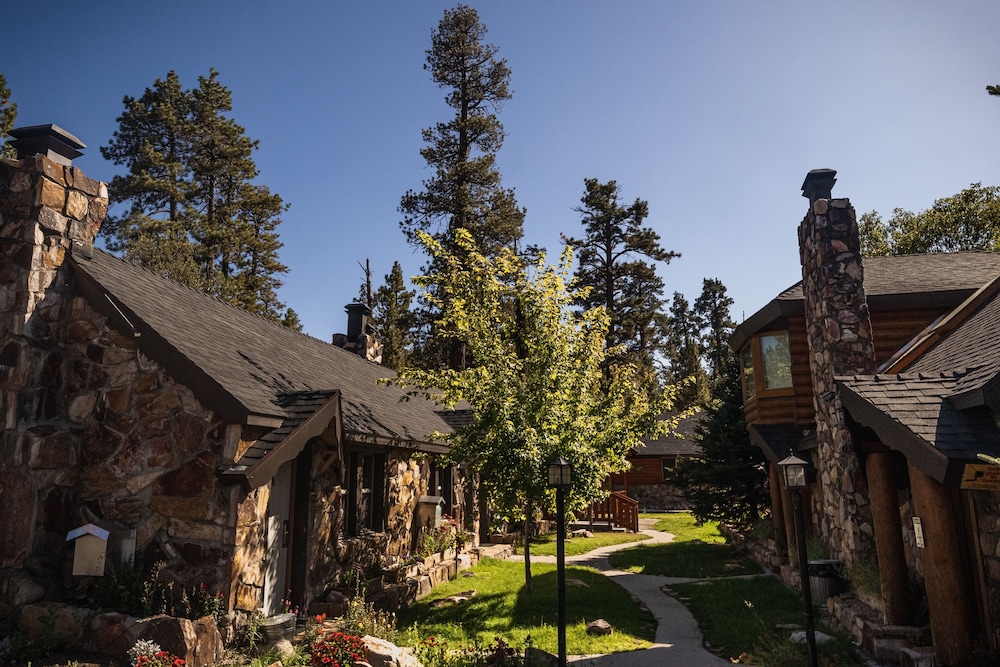 Embers Lodge And Cabins - Big Bear Lake, CA