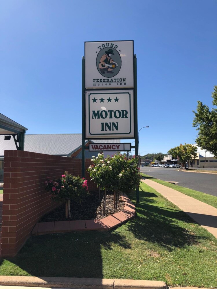 Young Federation Motor Inn And Services Club - Young
