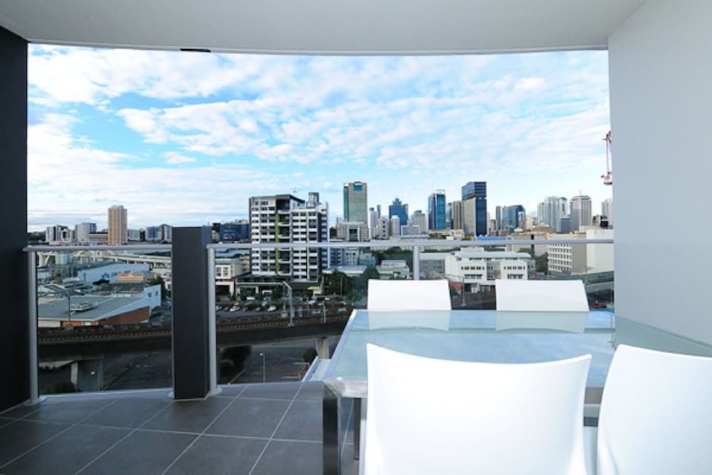Morgan Suites 1 Bed Mountain View Apartment - Brisbane