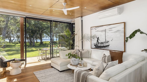 The Boathouse On The Beach - Contemporary Waterfront Holiday Home - Port Stephens