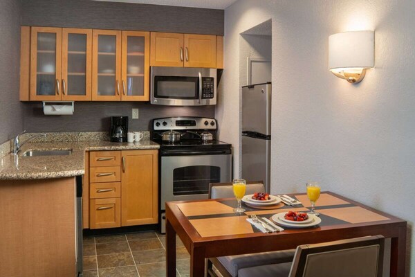 Suite W\/ Free Breakfast, Pets Are Welcome, Short Drive To Johnny Cash Museum! - Brentwood, TN