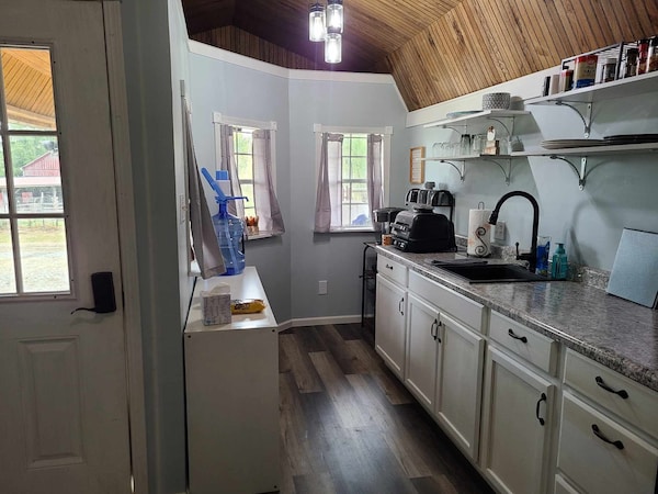 Newly Transformed Farm Cottage Off The Beaten Path! - Ohio (State)