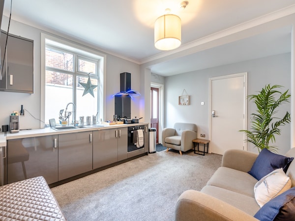 2 Bedroom Accommodation In Southport - Southport