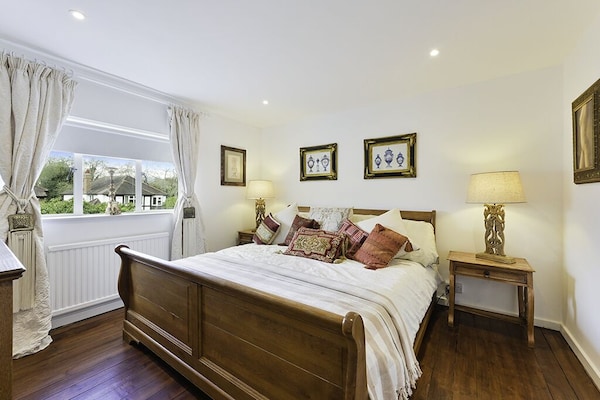 Pass The Keys | Hidden Cottage In Esher, West End - Hampton