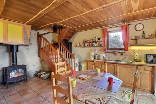 Petite Maison \"Gite Environnement Sauvage Avec Vue\" Avec Vue Sur Montagne, Terrasse Privée Et Wi-fi - Ardèche