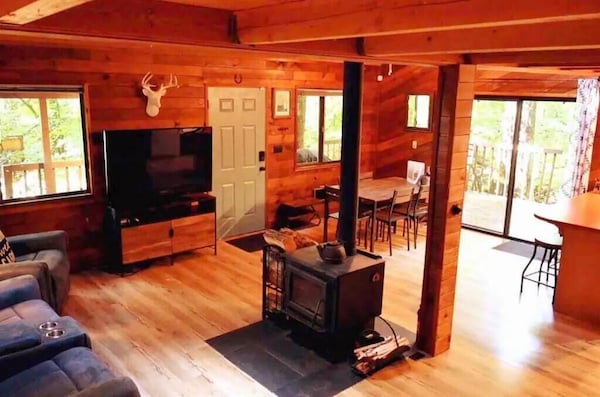 Vintage Cabin, Walking Trails, Stream, Wifi, Wood Stove, 20 Min Drive To Skiing - Oregon