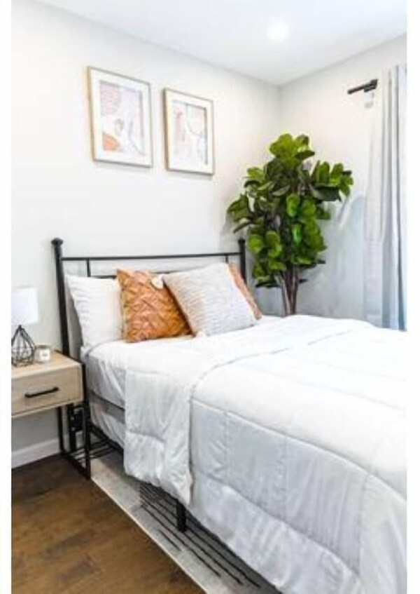 Luxury Apartment 2 Bed\/1 Bath, Private, Free Parking, Near Jfk - Long Beach, NY