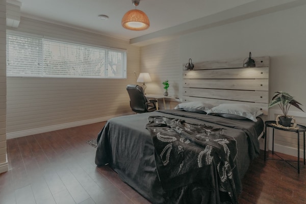 Rustic Aurora- Free Parking & Free Wifi(2 Mins Away From Downtown Surrey) - New Westminster