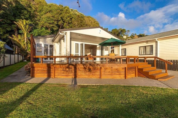 Sunsets By The Beach | Waterfront | Sleeps 8 - Tapu