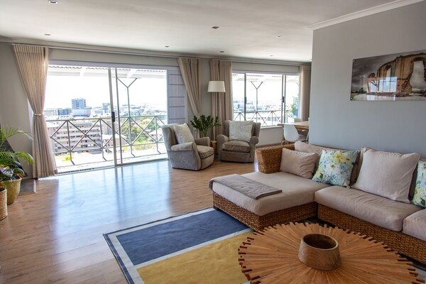 Cape Town Apartment With Waterfront Harbour Views, Spacious And Central - Claremont