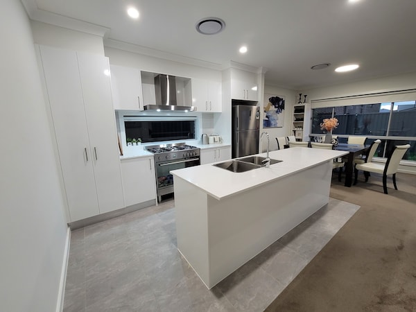 New 5 Bedroom House In Rousehill Center - Train, Shopping Centre - Cumberland