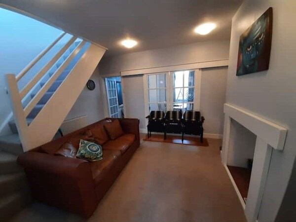 Avalon, Classic Town House With Parking\n - Glastonbury