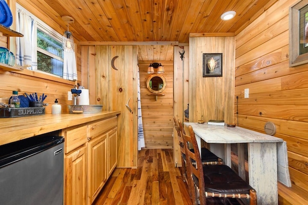 Custom Tiny Home W/ Cabin Vibe, Firepit, Kitchen - Portland, OR
