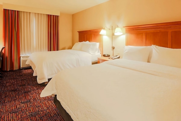 Great Relaxing Stay! Outdoor Pool, Free Breakfast, Onsite Parking! - Tomball, TX