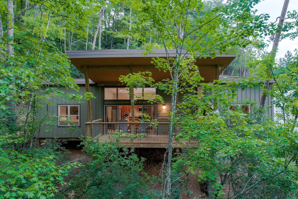 Pilot Cove Forest Lodging - Brevard, NC