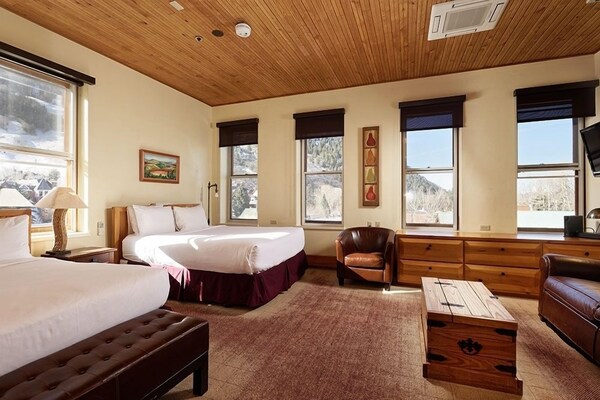 Independence Square Unit 313 | Downtown Hotel Room In Aspen With Rooftop Hot Tub - Aspen