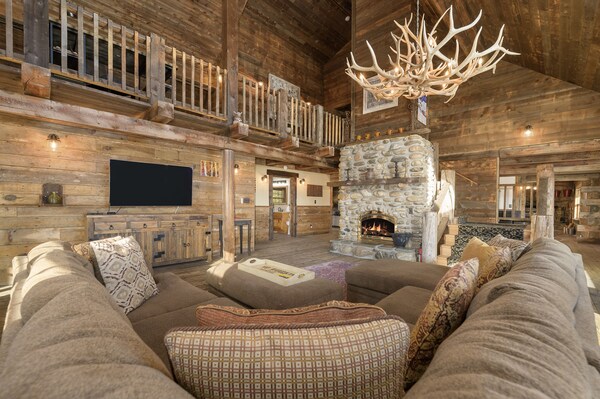 Secluded 5 Bedroom Luxury Home - Granby, CO