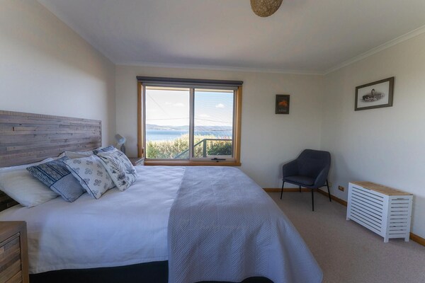 Kiama Cottage Beside The Bay With Spectacular Views Of Georges Bay And St Helens - Binalong Bay
