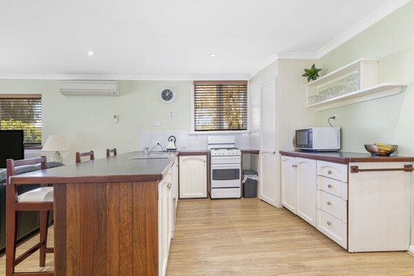 Possum Cottage On Adelaide St, 3 Bedroom 2 Bathroom Walk To Beach Jetty And Town - Broadwater