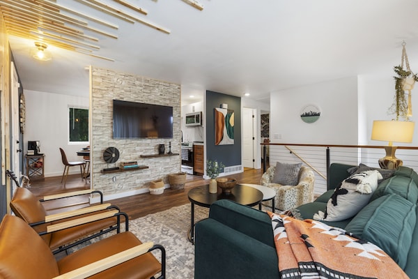 Kirkland Luxury: Stylish Home, Prime Location - Monroe
