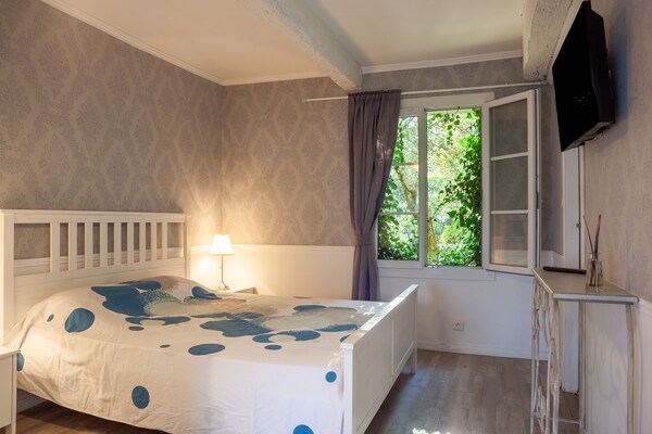 Apartment 'Studio Romantique à Saint Zacharie' With Wi-fi - Trets