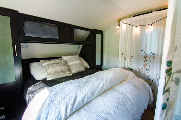 2 Separate Rvs With Queen-sized Beds, Dining Area, And Full Kitchen. - Medford, OR