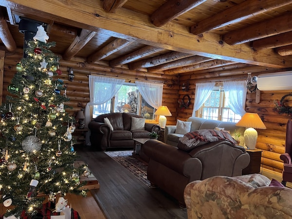 Cozy Rustic Log-house  In The City - 5bedrooms -  Private Hockey Ring - Fredericton