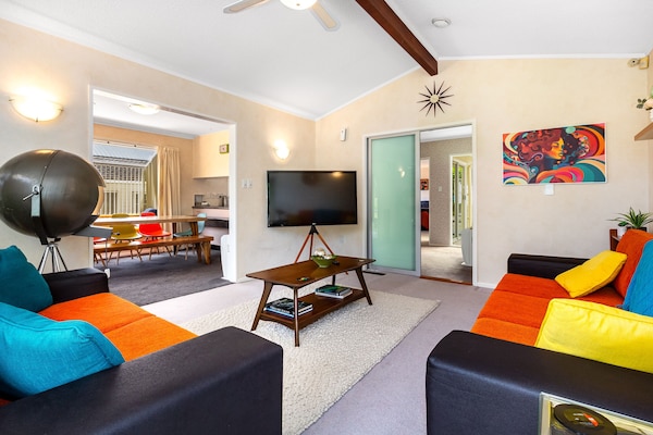 Retro Retreat In Style! Large Home In Whitby, Wellington - Porirua