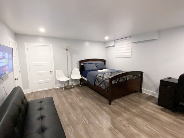 Unit 2 Bedrooms, 15 Minutes To Downtown Montréal - ドルバル