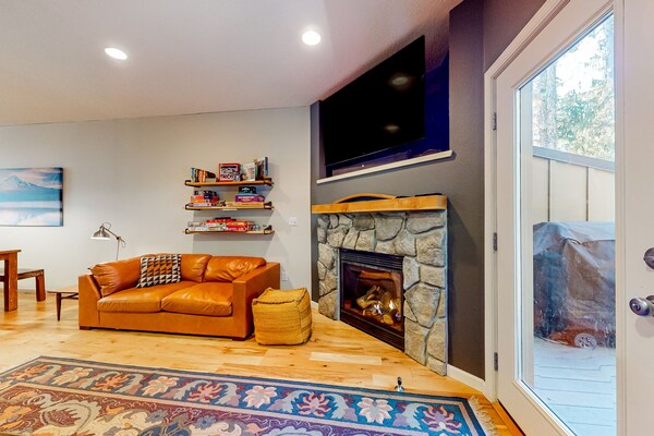 Three-story Townhome In The Heart Of Town With Heated Pool, 2 Hot Tubs & Sauna - Mount Hood, OR