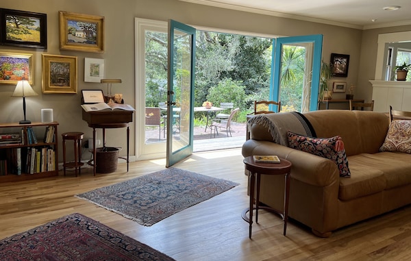 Enjoy This Artist's Cottage With A Large, Private Garden In Carmel-by-the-sea. - Carmel-by-the-Sea, CA