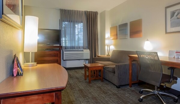 Experience The Best Of Anaheim From Our Comfortable Suites! Pets Welcome Too! - La Palma, CA