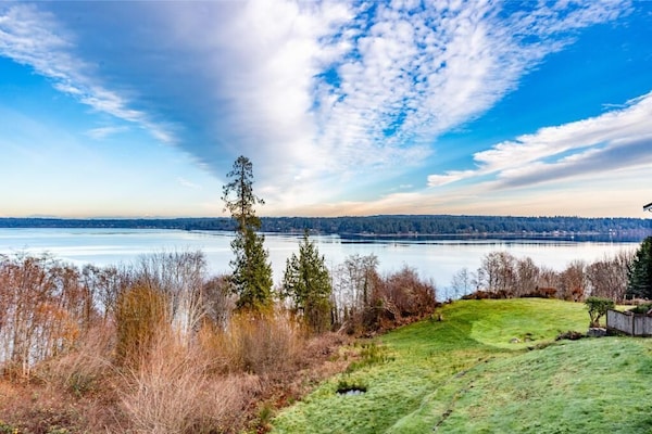 Awesome 5 Bedroom, 4 Bathroom, Waterfront Home With Beautiful Views And Sauna. - Silverdale, WA