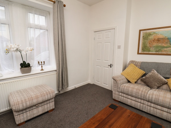 Stonerow Cottage, Pet Friendly, Character Holiday Cottage In Boosbeck - Saltburn-by-the-Sea