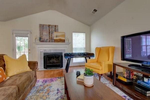 Centrally-located Cozy & Relaxing Charlotte Ranch - Charlotte, NC
