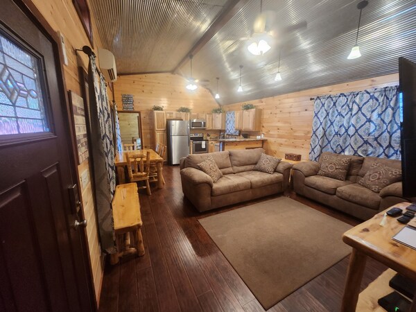 Spacious Lake Cabin Featuring 2 Bedrooms, 2 Bathrooms, And A Spacious Loft - Calico Rock, AR