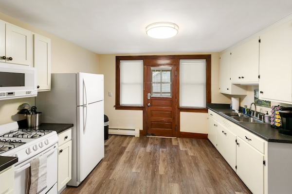 Downtown Libertyville Apartment   Near Naval Base 1 King  Wifi  50\" Tv - Lake Forest, IL