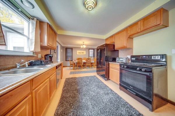 University Heights Home Near Downtown Cleveland! - Squire's Castle, Willoughby Hills